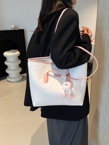 Sac fourre-tout chic rose et blanc avec textures gaufrées et porte-clés peluche