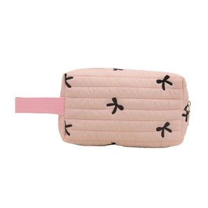 Trousse à maquillage rose matelassée avec broderie papillon et dragonne pratique