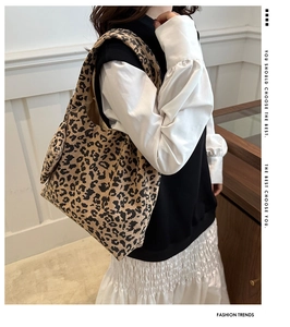 Detalle de textura de leopardo del bolso tote de pana usado por una modelo