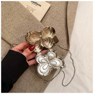 Detaillierte silberne Schmetterlings-Metalltasche mit Flügeltexturen und Kette