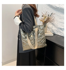 Cabas matelassé doré olive avec finition métallisée et bandoulière beige sur mannequin