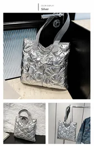 Détail du grand sac cabas argenté matelassé avec poches avant et fini métallisé