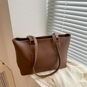Sac fourre-tout marron en simili cuir avec surpiqûres blanches et longues anses