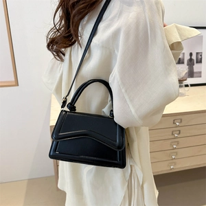Chique zwarte lederen vierkante crossbody tas met handvat en verstelbare riem voor dames