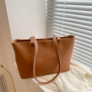 Sac fourre-tout minimaliste en cuir marron avec coutures blanches et longues bretelles