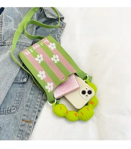 Detalle de mini bolso bandolera de punto con rayas rosa-verdes y patrones de flores