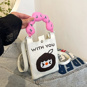 Detalle de mini bolso tejido con asa rosa acolchada y correa de hombro ajustable