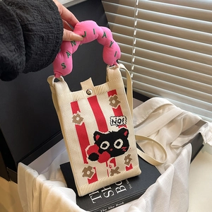 Detalle del bolso de punto crema con rayas rojas, diseño de gato y asa suave en color rosa