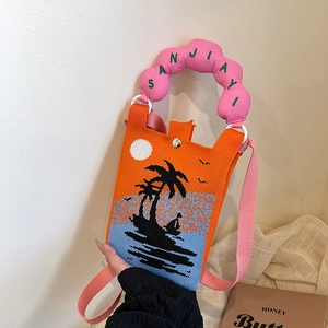 Mini bolso bandolera de punto con bordado de cocotero y asa rosa de estilo tropical
