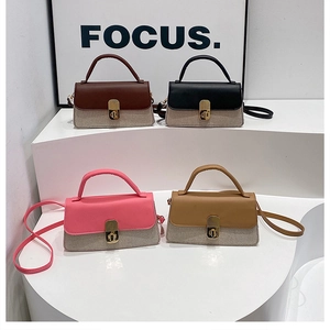Detail von stilvollen Mini-Taschen in Braun, Schwarz und Pink mit goldenen Schlössern