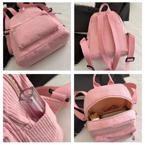 Vue détaillée du mini sac à dos en velours côtelé rose avec poches latérales