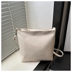 Sac seau minimaliste blanc crème avec cuir PU mat et bandoulière fine en détail