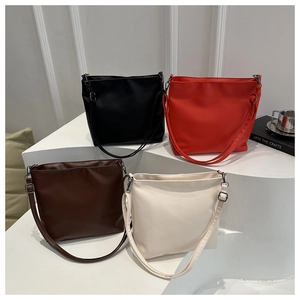 Détails de sacs cabas en quatre coloris : noir, rouge, marron et blanc crème