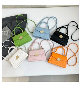 Collection de sacs à main à texture crocodile en six couleurs avec boucles dorées en goutte