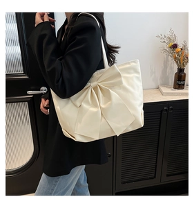 Détail du grand sac cabas blanc crème avec nœud décoratif et intérieur très spacieux