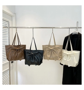 Collection de sacs cabas à nœud papillon en marron, noir, abricot et beige doux