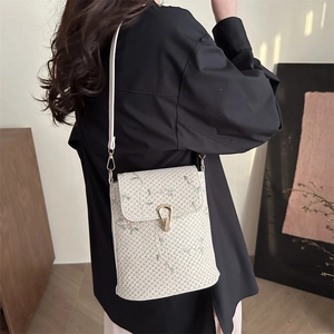 Sac bandoulière en paille avec broderie florale et fermoir doré pour femme