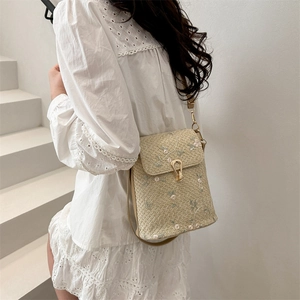 Sac à bandoulière en paille avec broderie florale et boucle dorée pour femme