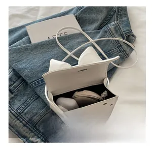 Vue intérieure montrant la capacité du mini sac à bandoulière blanc à pois en cuir