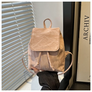 Détail du mini sac à dos rose pâle avec texture froissée unique et fermeture à cordon