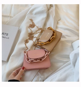 Detailansicht der rosa und beigen Mini-PU-Taschen mit grober Kette und Goldriemen