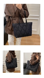 Détail du grand sac cabas matelassé en nylon noir avec texture ondulée et souple