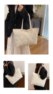 Sac fourre-tout matelassé blanc montrant la texture rembourrée et la bandoulière légère