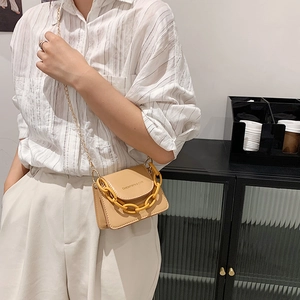 Minimalistische beige PU Mini-Umhängetasche mit gelber Kette und Metallgurt