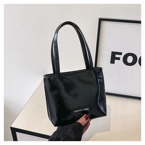 Détail du sac à main noir en cuir verni avec imprimé Fashion & Bags et fines anses