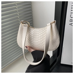 Borsa a spalla beige minimalista con trama a coccodrillo e dettagli ad anello dorato