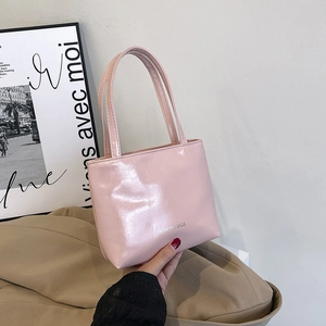 Borsa tote in vernice rosa con scritte argento e manici superiori da donna moderna