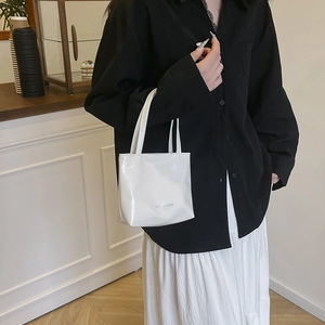 Elegante borsa a mano in pelle verniciata bianca lucida con stampa minimalista da donna