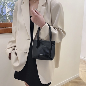 Petit sac à main en cuir verni noir minimaliste avec lettrage mode pour femme