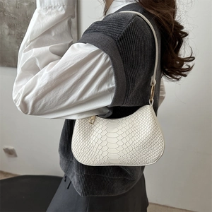 Elegante borsa a spalla bianca con stampa coccodrillo e raffinati anelli in metallo oro