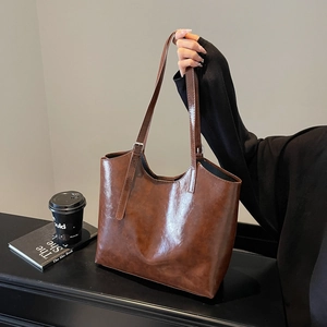 Large Capacity Women Tote Bag High Gloss PU Leather Minimalist Fashion Commuter Shoulder Bag With Adjustable Strap
