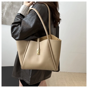 Detail der minimalistischen beigen Tote Bag mit elegantem goldenem Metallverschluss