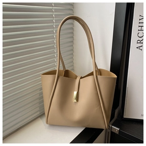 Detailansicht der beigefarbenen PU-Ledertasche mit goldener Metallschnalle und Schultergurt
