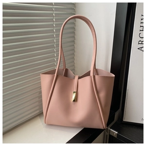 Detailansicht der hochwertigen hellrosa Shopper-Tasche mit Goldverschluss und Matt-Textur