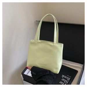 Vue détaillée du mini sac cabas vert clair avec doubles anses et texte imprimé mode