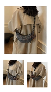 Detailansicht der Retro-Karo-Tasche mit Dackel-Anhänger aus Leder und Knotenträger