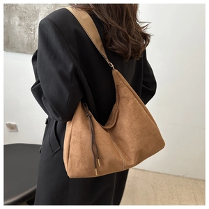 Borsa tote marrone in pelle scamosciata con tracolla regolabile e coulisse dettagliata