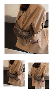 Detail der Halbmondtasche mit Leopardenmuster, Leder-Dackelanhänger und Knotenschultergurt