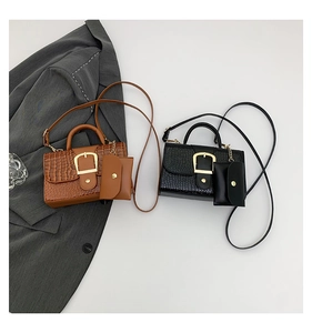 Détails de la texture crocodile sur les petits sacs à main avec boucles en métal doré