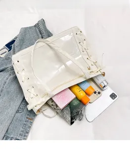 Interno spazioso della borsa tote bianca che mostra lo spazio per tablet e cosmetici
