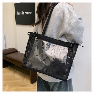 Dettaglio della borsa ita nera con tasca in PVC trasparente e fiocchi laterali in nastro
