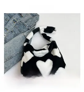 Detailansicht der großen Plüschtasche mit Herzmuster und einer blauen Jeansjacke