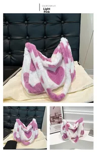 Detail der weichen Plüschtasche mit großen rosa Herzen und flauschiger Kunstpelz-Textur
