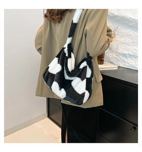 Plüsch-Tasche mit Schachbrettmuster am Modell gezeigt, weiches Kunstfell für den Winter