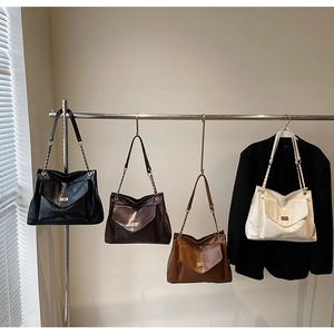 Comparaison détaillée de quatre sacs cabas rétro à chaîne en noir, café, caramel et blanc