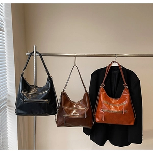 Détails de sacs hobo rétro en noir, marron foncé et caramel avec doubles fermetures éclair